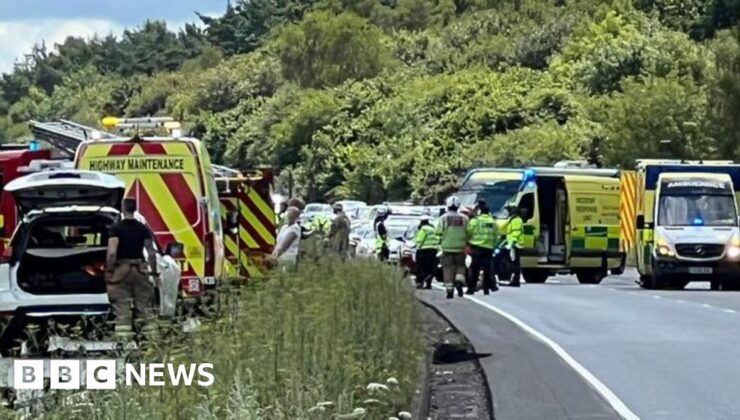 Askeri konvoy kazası A34 çift şeritli yolu kapattı