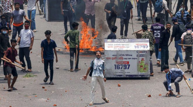 Bangladeş’te protestocular hükümet binalarını ateşe verdi