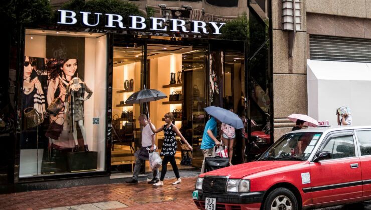 Burberry CEO’sunu değiştirdi, temettüyü askıya aldı; hisseler %15 düştü