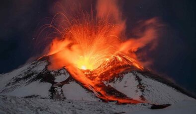 Etna Yanardağı patladı, Katanya Havalimanı uçuşlara yapılıyor