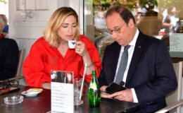 François Hollande ve aktris eşi bir kafedeydi. Kimse umursuyor mu?