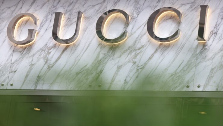 Gucci’nin sahibi Kering, zayıf tahmin ve gelir düşüşünün ardından 7 yıllık düşük seviyeye ulaştı