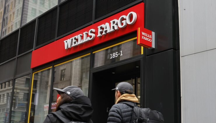 Gün ortasında en büyük hareketleri yapan hisse senetleri: Wells Fargo, JPMorgan, AT&T, Carvana ve daha fazlası