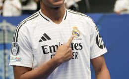 İzle: Kylian Mbappé 80.000 Real Madrid taraftarına tanıtıldı