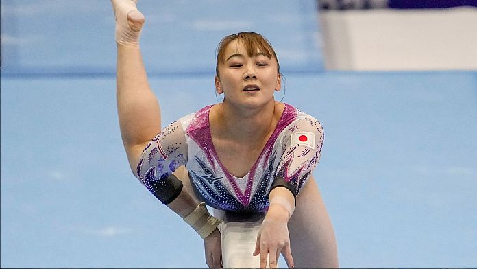 Japonya kadın jimnastik takımının kaptanı Miyata, sigara içtiği için Olimpiyatlar’dan erkeklere sunuldu