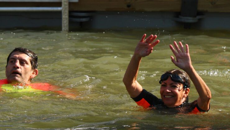 Paris Belediye Başkanı Anne Hidalgo, Olimpiyat Oyunları’nın başlamasından dokuz gün önce Seine Nehri’nde yüzüyor