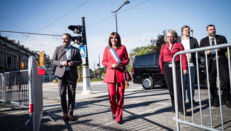 Paris Belediye Başkanı Hidalgo Seine Nehri’ne ve Olimpik derin sularına dalıyor