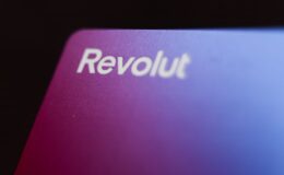 Revolut, üç yıllık bekleyişi sonlandırarak İngiltere bankacılık lisansını aldı