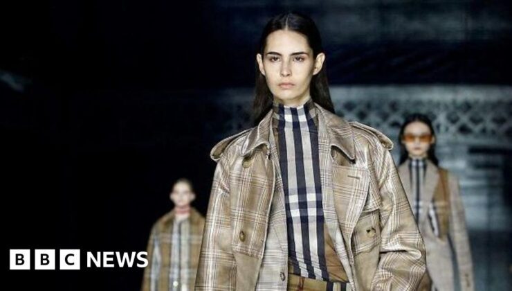 Satışlar düşmeye devam ederken Burberry patronu görevden alındı