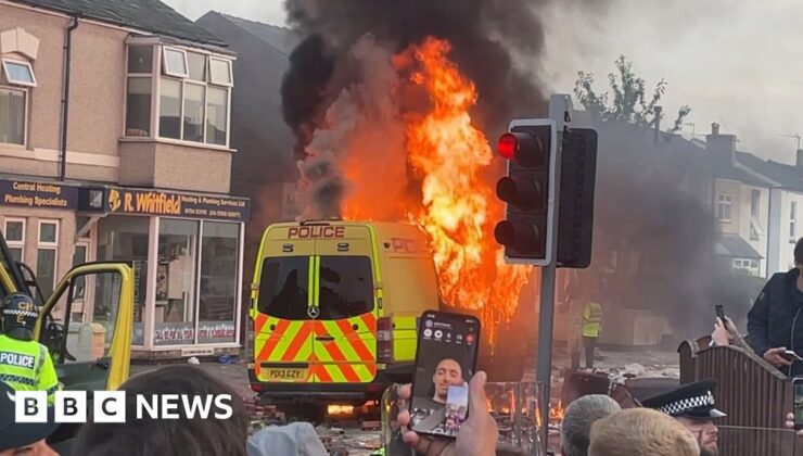 Southport protestosunda memurlar yaralandı ve polis minibüsü ateşe verildi