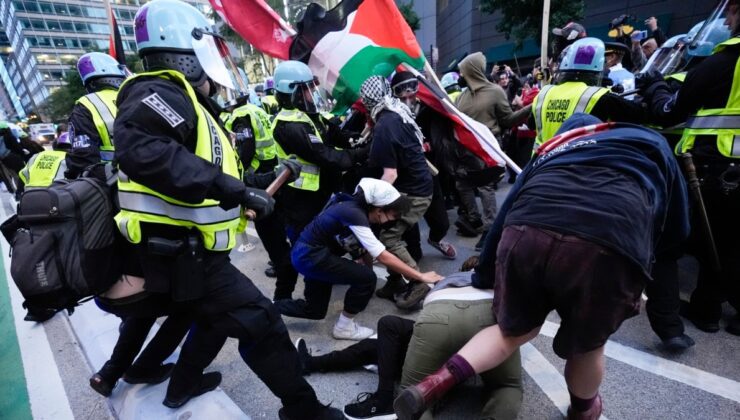 Chicago’daki İsrail konsolosluğunun dışında polisle çıkan çatışmanın ardından protestocular tutuklandı