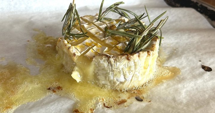 Basitçe Lezzetli Tarif: Biberiye ve Bal ile Fırında Camembert