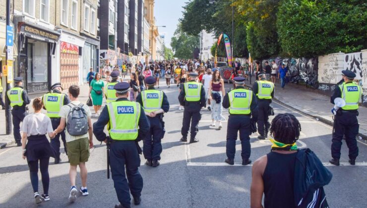 Londra: Sokak festivalinde çok sayıda şiddet olayı yaşandı – düzinelerce polis memuru yaralandı