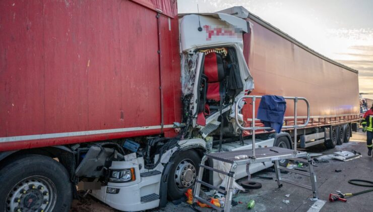 A4’te kaza: Kamyon trafik sıkışıklığının sonuna çarptı, iki sürücü ağır yaralandı | Bölgesel