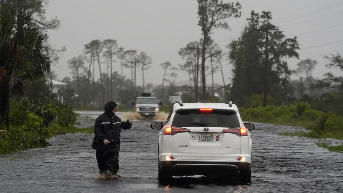 ABD’nin Florida eyaletinin Sarasota’da kullanabileceğiki sel, bölge sakinlerini tahliyeye zorladı