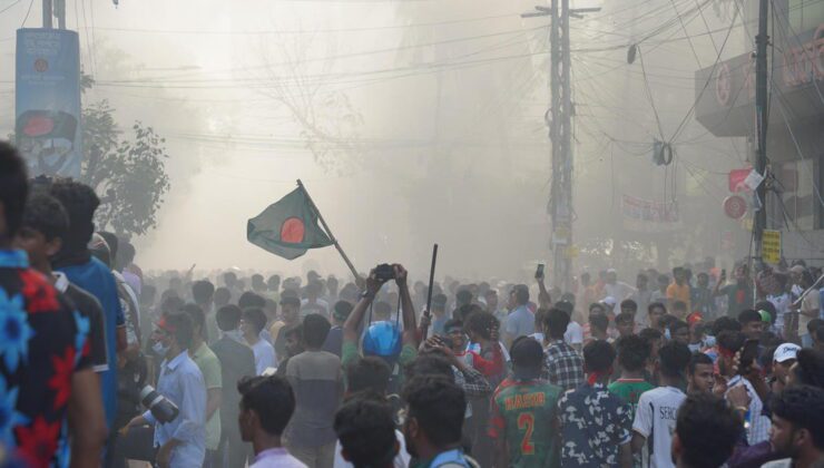 Bangladeş Başbakanı Şeyh Hasina, protestocuların evine saldırması üzerine kaçtı