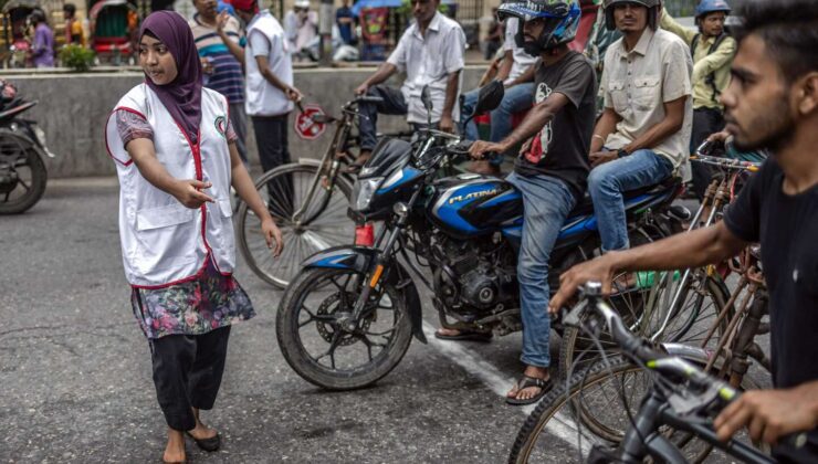 Bangladeşli öğrenciler başkentin polisliğini üstleniyor