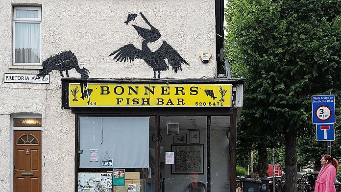 Banksy’den yeni sokak eseri: Londra’daki restoranın üzerinde iki pelikan