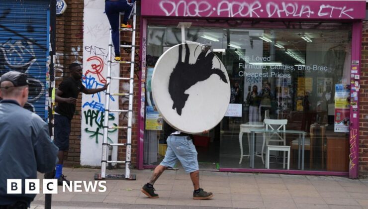 Banksy’nin uluyan kurt eseri ifşa edildikten sonra kaldırıldı