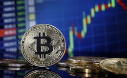 Bitcoin, kripto ve diğer riskli varlıkların satıştan toparlanmaya çalışmasıyla hafifçe yükseldi