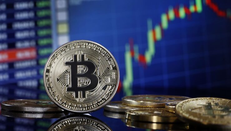 Bitcoin, kripto ve diğer riskli varlıkların satıştan toparlanmaya çalışmasıyla hafifçe yükseldi