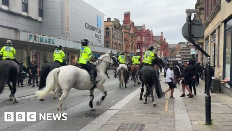 Bolton’da duman bombaları ve atlı polis