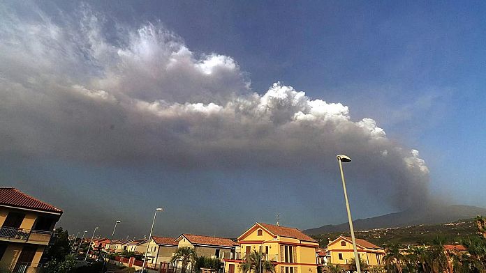 Etna Yanardağı’ndaki volkanik patlama nedeniyle Katanya Havaalanı’nda uçuşlar aksadı