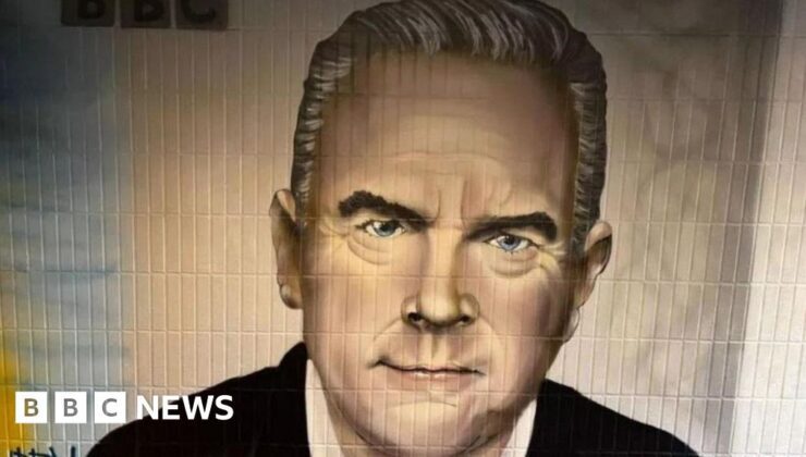 Huw Edwards’ın memleketindeki duvar resmi sanatçı tarafından boyandı