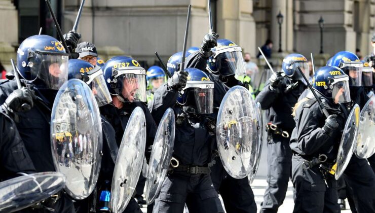 İngiltere’de huzursuzluk yayılırken aşırı sağcı protestocular polisle çatıştı