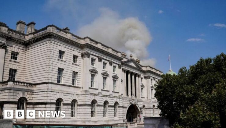 İtfaiyeciler Londra’daki Somerset House’daki yangını söndürüyor