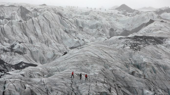 İzlanda’da buzun çökmesi sonucu bir turist öldü, iki kişi kayboldu