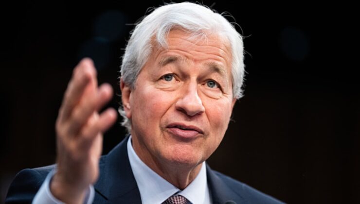 Jamie Dimon hala bir durgunluğun önümüzde olduğunu düşünüyor