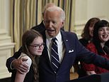 Joe Biden’ın serbest bırakılan mahkumun 12 yaşındaki kızına “30 yaşına gelene kadar ciddi erkeklerle takılma” dediği, kolunu kızın omzuna attığı ve “Doğum Günün Kutlu Olsun” tezahüratına öncülük ettiği tuhaf an