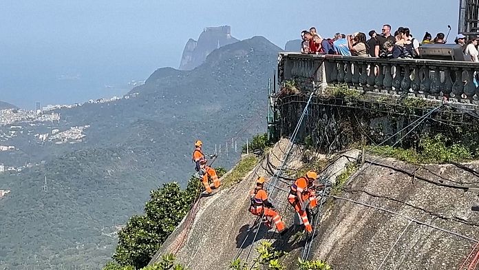 ‘Kurtarıcı İsa’nın evindeki dağcıların temizlik operasyonu