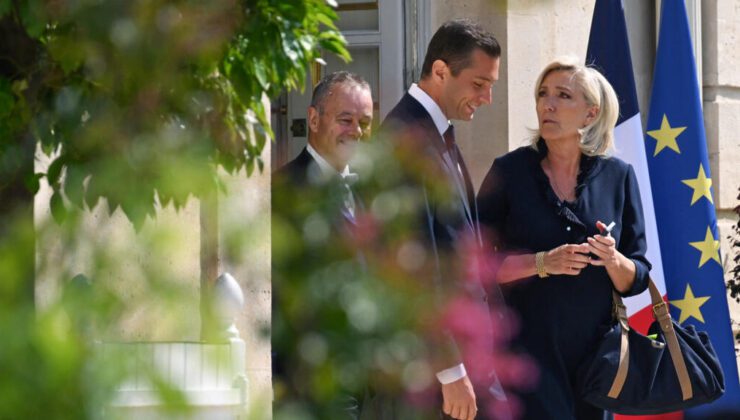 Macron, yeni başbakanın atanması için baskı artarken aşırı sağcı lider Le Pen ile görüştü