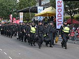 Notting Hill Karnavalı’nda 32 yaşındaki bir annenin küçük çocuğunun önünde bıçaklanmasının ardından 20 yaşındaki bir adam cinayete teşebbüs suçlamasıyla mahkemeye çıkacak