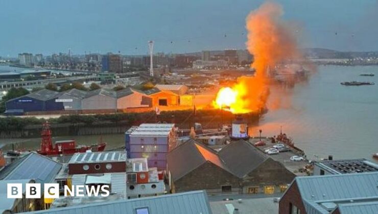 O2 arena Silvertown yangını: İtfaiyeciler Londra yangınıyla mücadele ediyor