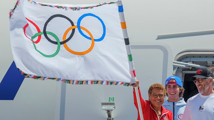 Olimpiyat bayrağı 40 yıl sonra Los Angeles’a dönüyor