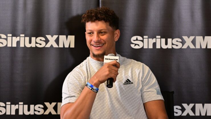 Patrick Mahomes, Eğitim Kampında Çocuklar İçin Futbol Topları İmzaladı