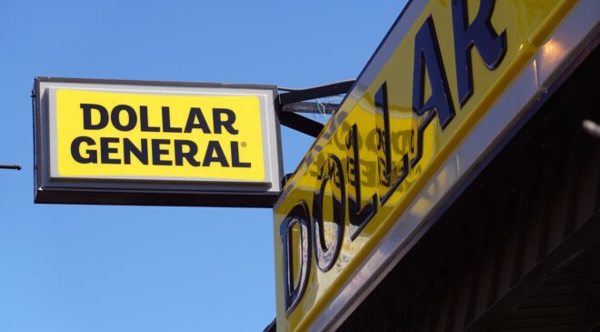 Perakendecinin ‘finansal olarak kısıtlı’ müşterileri suçlayarak görünümünü düşürmesiyle Dollar General hisseleri %25 düştü