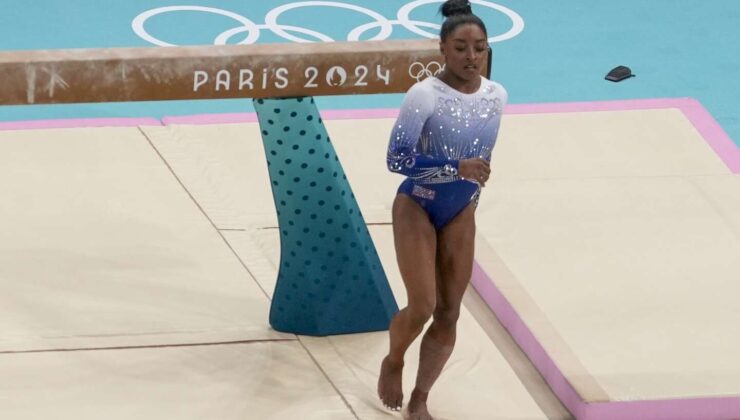 Simone Biles denge aletinde ve yerde altın madalyayı reddetti