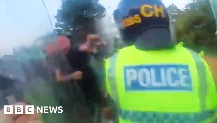 Southport isyanı sırasında bir protestocunun polis memuruna yumruk attığı an