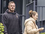 Tom Burgess ve eşi Tahlia Giumelli, futbol efsanesi kardeşi Sam’in çarpıcı bir hareket yapmasından hemen sonra yeni doğan bebekleri Alfie ile dışarı çıktılar