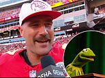 Travis Kelce, viral hale gelen arkadan atış nedeniyle QB’si tarafından sert bir şekilde vurulduktan sonra televizyonda Patrick Mahomes’un ‘Kermit Kurbağa’ taklidini yaparak komik bir performans sergiledi