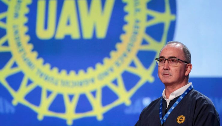 UAW başkanı, Stellantis CEO’sunu işten çıkarmalar ve iddia edilen fiyat fahişliği nedeniyle eleştirdi