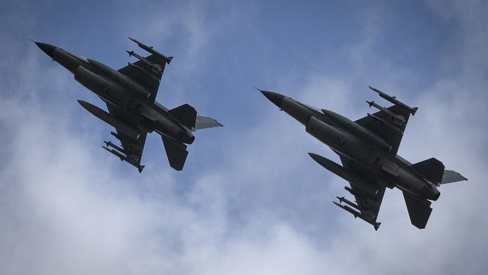 Ukrayna, Batılı müttefiklerinden teslim aldığı F-16 savaş uçaklarından birinin düştüğünü ve pilotun yapılacağını açıkladı