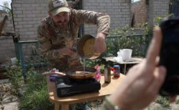 Ukrayna’nın “savaş cehenneminden gelen aşçı” ruhlarını, mutfak ve çatışmanın sosyal medya karışımıyla bir araya getirerek iyileştiren kişilerle tanışın