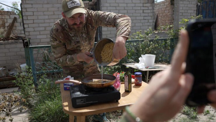 Ukrayna’nın “savaş cehenneminden gelen aşçı” ruhlarını, mutfak ve çatışmanın sosyal medya karışımıyla bir araya getirerek iyileştiren kişilerle tanışın