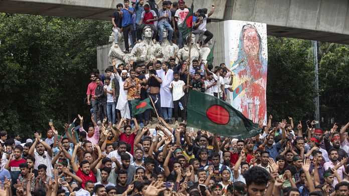 Ülkeden kaçan Bangladeş Başbakanı’nın evi yağmalandı