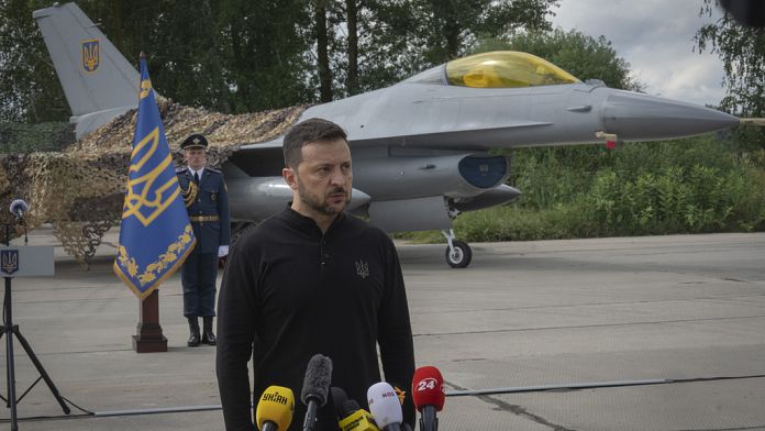 Zelenskiy, Ukrayna’nın ABD yapımı F-16 savaş uçaklarının ilk partisini teslim edeceğini duyurdu